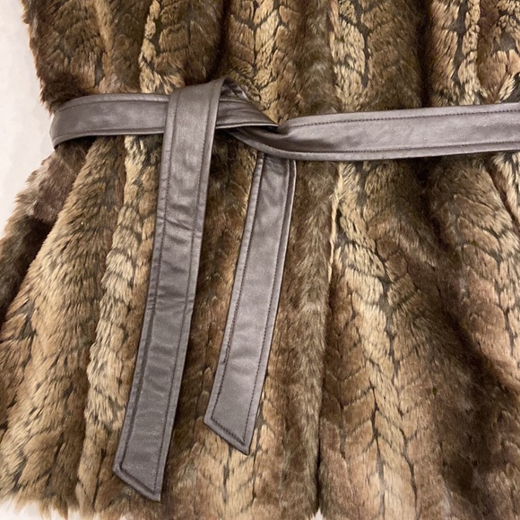 Liz Claiborne Brown Faux Fur Long Vest with Leather Belt sz L - Picture 4 of 7